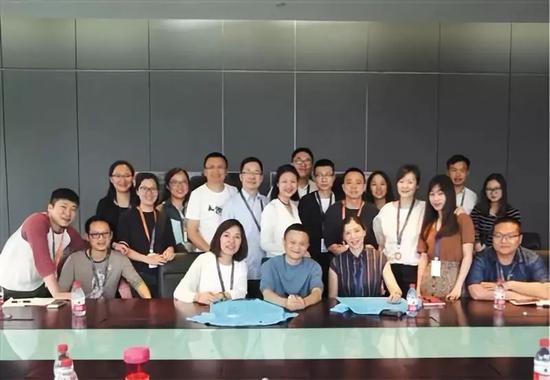 ▲马云和云谷学校创校团队合影。  图/新京报网