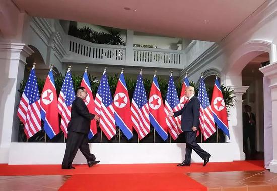 6月12日,朝鲜最高领导人金正恩与美国总统特朗普在新加坡举行会晤。新华社发