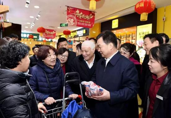 去年春節前,王君正檢查市場供應