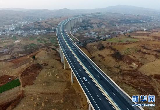 这是贵州六威高速公路上寨特大桥（1月25日无人机拍摄）。新华社记者 杨文斌 摄