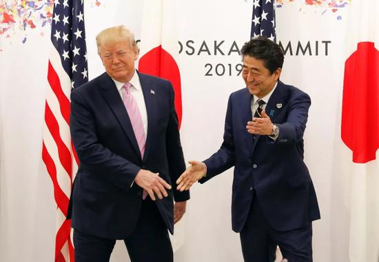 安倍伸出手想与特朗普握手,特朗普低头看了一眼后,扭过头去。。。 。。。