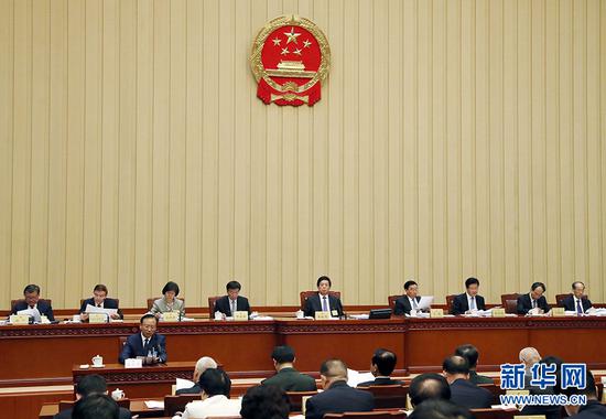 10月21日,十三届全国人大常委会第十四次会议在北京人民大会堂举行第一次全体会议,栗战书委员长主持。 新华社记者 刘卫兵 摄