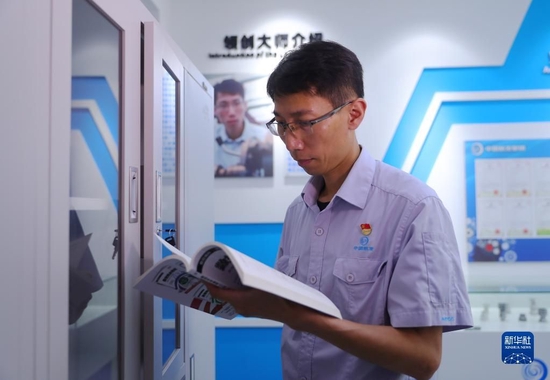  洪家光在工作室看书（2022年9月9日摄）。新华社记者 杨青 摄
