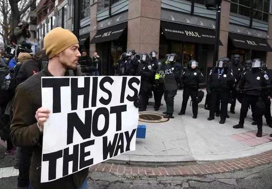 一名男子在美国首都华盛顿抗议