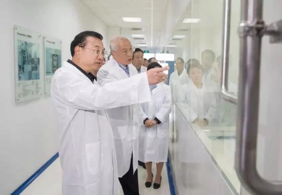 4月,李克强在上海罗氏制药公司考察