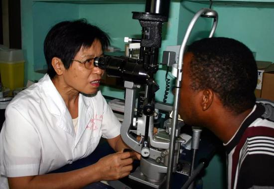 2006年5月19日，来自中国的眼科医生赖云珍在科摩罗首都莫罗尼为患者做检查。新华社记者王宏达摄
