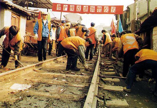 1997年4月7日，淞沪铁路拆轨“退休”。资料图片