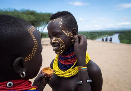 这些非洲部落习俗了解下：跳牛成人礼 佩“唇盘”