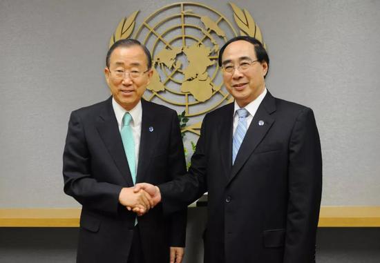 2012年8月，吴红波（右）就任联合国副秘书长，与时任秘书长潘基文握手