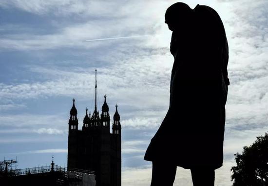 这是10月28日在英国伦敦议会广场拍摄的英国前首相丘吉尔雕像。新华社/美联