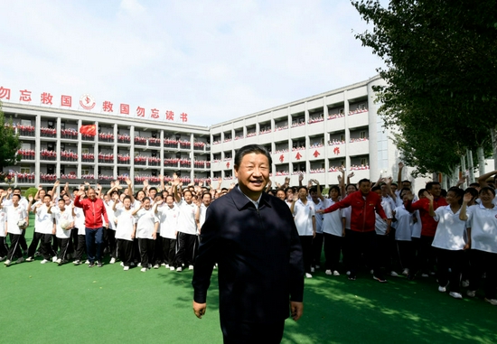 ↑这是14日上午，习近平同绥德实验中学的学生在一起。新华社记者 李学仁 摄