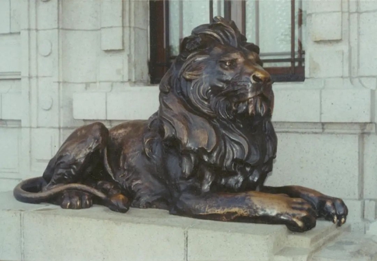 大楼正门的铜狮子