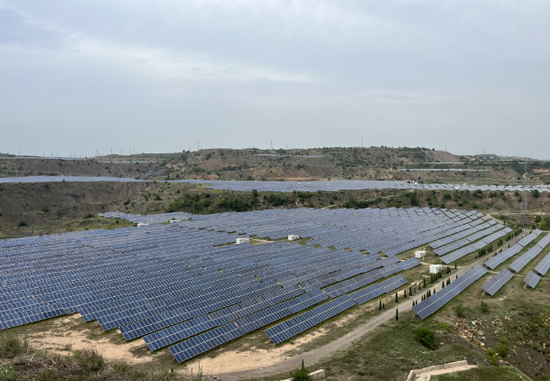  圖為高處俯瞰盂縣晉陽光伏發電板。