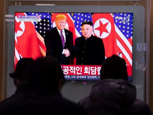 2月27日,在韩国首尔,人们通过电视屏幕观看朝美领导人河内会晤的直播。新华社发 (李相浩摄)