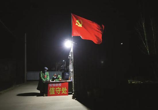 1月11日,河北邢台市平乡县寻召乡张闫庄村的一个疫情防控值守处。摄影/柴更利