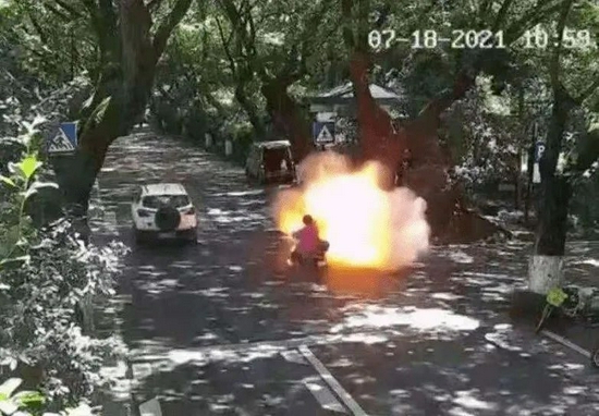  电动自行车在行驶途中爆燃。图源：网络