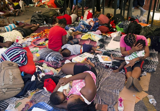 当地时间2021年9月27日，墨西哥蒙特雷，海地难民留在难民避难所外等待移民决议。几乎所有聚集在美墨边境两侧的海地移民都离开了临时营地。