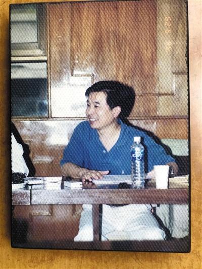 1998年，房改方案刚刚出台不久，顾云昌正在主持“世界住房日”会议。 资料图片
