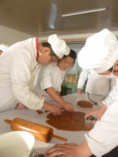 精神障碍者在做面包