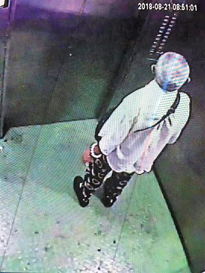 王大爷失踪前电梯内监控拍到的画面。