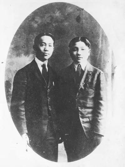  邓小平（右）和邓绍圣1921年3月在法国的合影