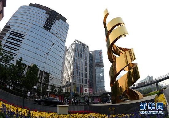 位于中关村大街、题为《生命》的雕塑(2018年5月14日摄)。新华社记者罗晓光摄