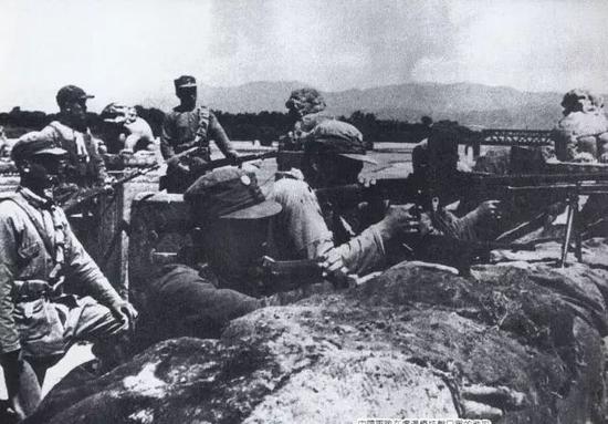 这是中国军队在卢沟桥抗击日军的进攻。