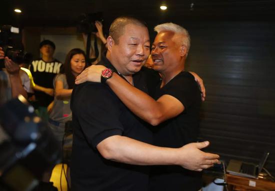  ▲2014年6月3日，北京，巫启贤当天为北京个唱彩排，臧天朔前往探班。    图据东方IC