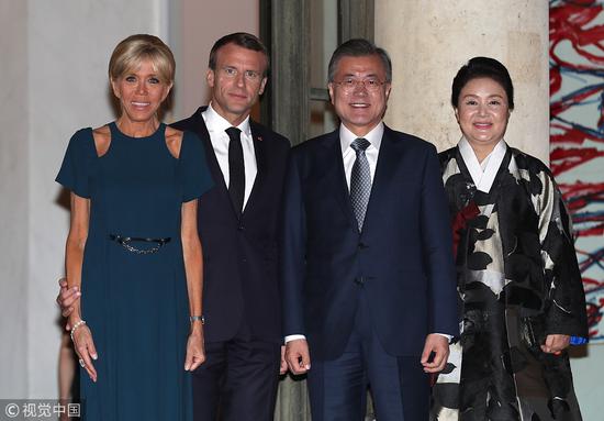 1539658310421139.jpg 马克龙夫妇会见文在寅夫妇(图片来源:视觉中国)