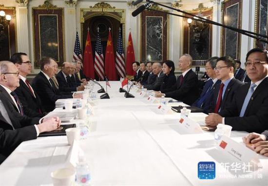 ↑当地时间2月21日上午,习近平主席特使、中共中央政治局委员、国务院副总理、中美全面经济对话中方牵头人刘鹤与美国贸易代表莱特希泽、财政部长姆努钦,在美国白宫艾森豪威尔行政办公楼共同主持第七轮中美经贸高级别磋商开幕式。新华社记者 刘杰 摄
