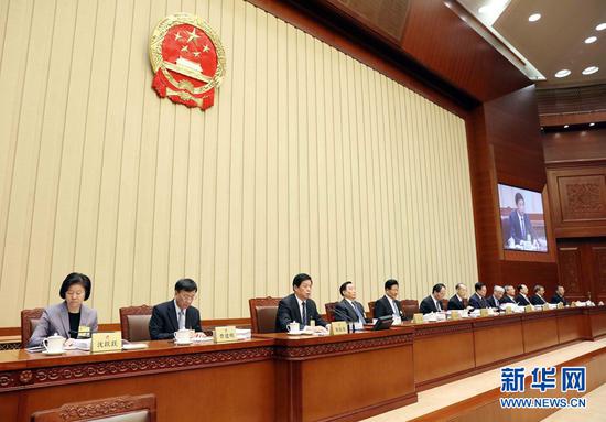 12月23日,十三届全国人大常委会第十五次会议在北京人民大会堂举行第一次全体会议,栗战书委员长主持。 新华社记者刘卫兵摄