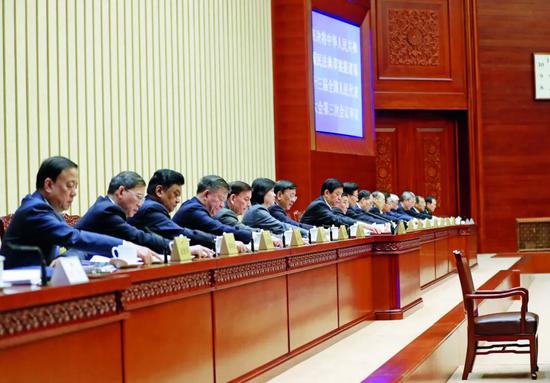 2019年12月28日,十三届全国人大常委会第十五次会议在北京举行闭幕会。会议表决通过了全国人大常委会关于提请审议民法典草案的议案,决定将民法典草案提请2020年召开的十三届全国人大三次会议审议。摄影/ 本刊记者 杜洋