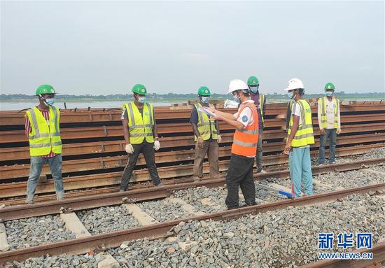 7月27日，在孟加拉国帕德玛大桥铁路连接线项目轨枕生产厂区， 当地员工佩戴口罩参加安全生产培训。新华社发