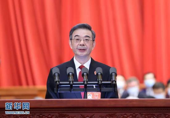 最高人民法院院长周强作最高人民法院工作报告。