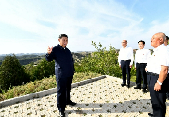 ↑这是13日下午，习近平在米脂县银州街道高西沟村龙头山山顶，考察黄土丘陵沟壑区综合治理情况。新华社记者 谢环驰 摄