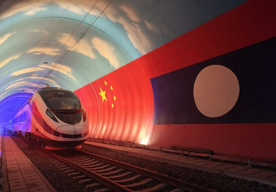  ↑2021年10月15日，“澜沧号”动车组通过中老友谊隧道内的两国边界。