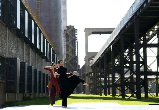 2021年10月17日，演员在表演舞蹈《愿》。当日，由中国舞蹈家协会、首钢集团主办的中国舞蹈家协会2021年环境舞蹈展演在北京首钢园举行。新华社记者 金良快 摄