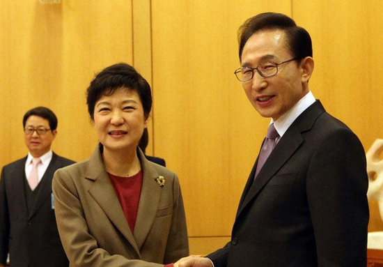 ·韩国前总统朴槿惠和李明博(右),在卸任后先后入狱。(资料图)