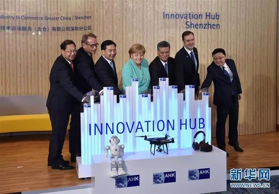 ▲5月25日，德国总理默克尔从北京飞抵深圳参观。这是默克尔（中）出席德国工商会深圳创新中心揭幕式。