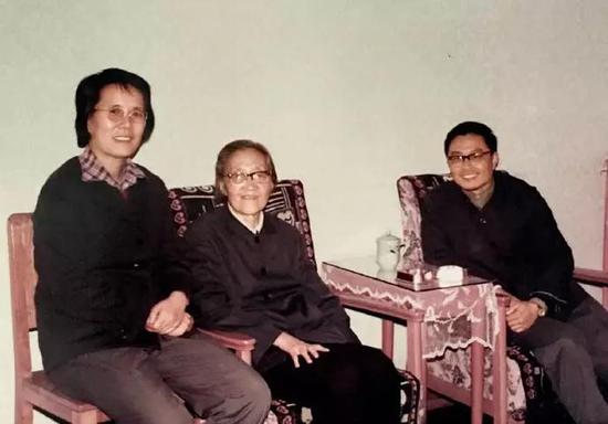 段存华(左)及当年理论组的同事与王承书(中)合影。