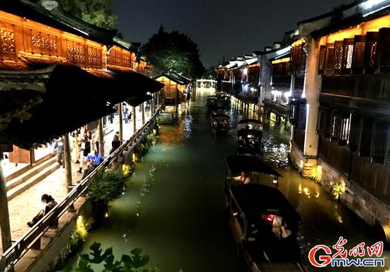 夜幕下的乌镇景区