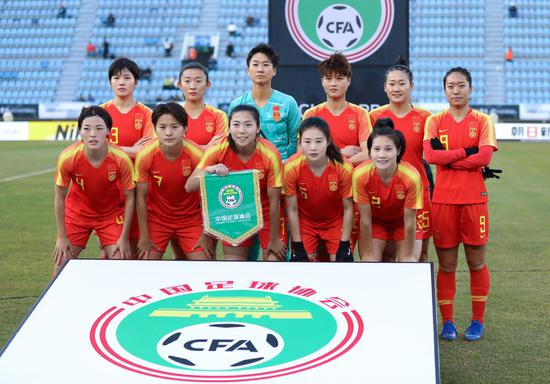 2019年12月17日,中国女足球员在比赛前合影。当日,在韩国釜山举行的2019东亚杯女足比赛中,中国队以1比0战胜中国台北队。新华社记者张可任摄