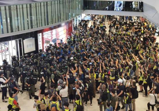 不法聚会现场每每充斥着大量假记者