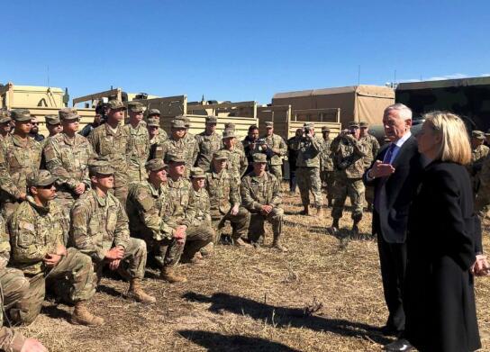 首批移民大军抵达美墨边境 美军严阵以待(图)