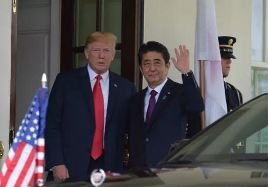 6月7日，美国总统特朗普在华盛顿白宫欢迎到访的日本首相安倍晋三。新华社记者杨承霖摄