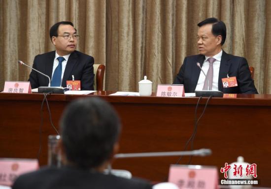 3月6日,十三届全国人大二次会议重庆代表团举行全体会议,审议政府工作报告。全国人大代表、重庆市委书记陈敏尔(右)和全国人大代表、重庆市市长唐良智参加全体会议。中新社记者 侯宇 摄