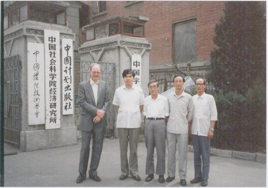 20世紀90年代的月壇北小街2號院門前,合影者:左起:大衛·沃爾(英國經濟學家)、袁鋼明、董輔礽、趙人偉、林泉水。圖片來源:趙人偉藏照片