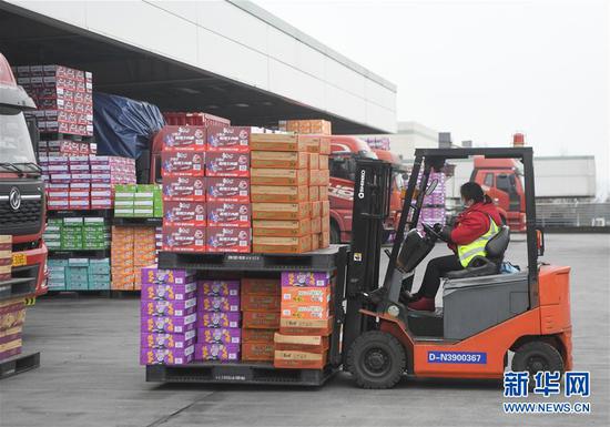 2月10日,工人在位于重庆市两江新区的康师傅方便食品有限公司装运货物。新华社记者王全超摄