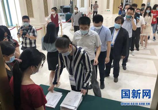 △公布会最先前,记者列队领取白皮书