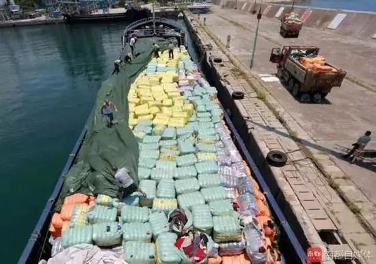 2016年，广东省边防中队深圳支队截获549吨来自国外的旧衣服。